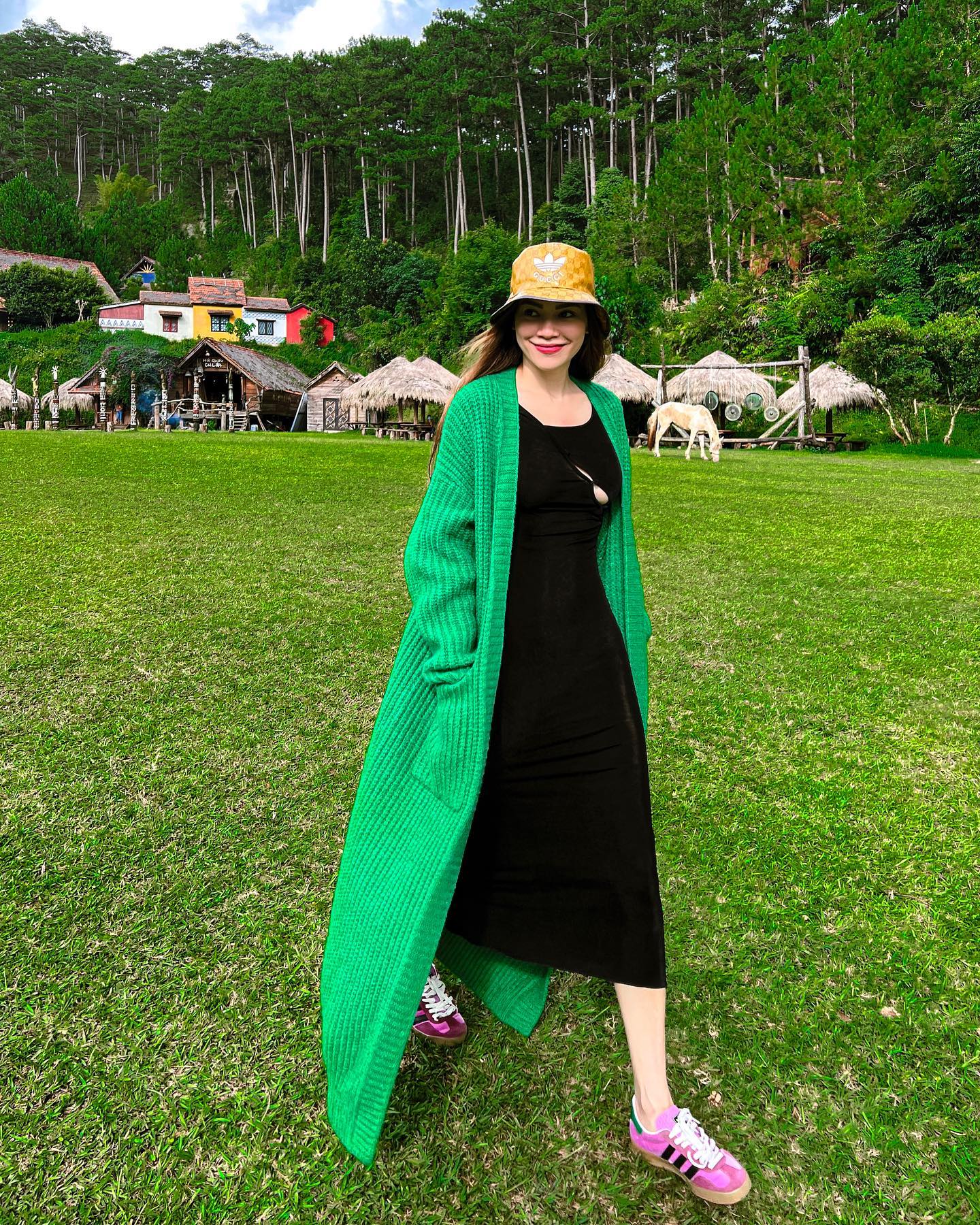 Tham khảo 10 cách diện trang phục màu nổi của sao Việt-7