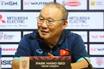 HLV Park Hang-seo ôm chầm lấy vợ sau trận chung kết AFF Cup 2022-9