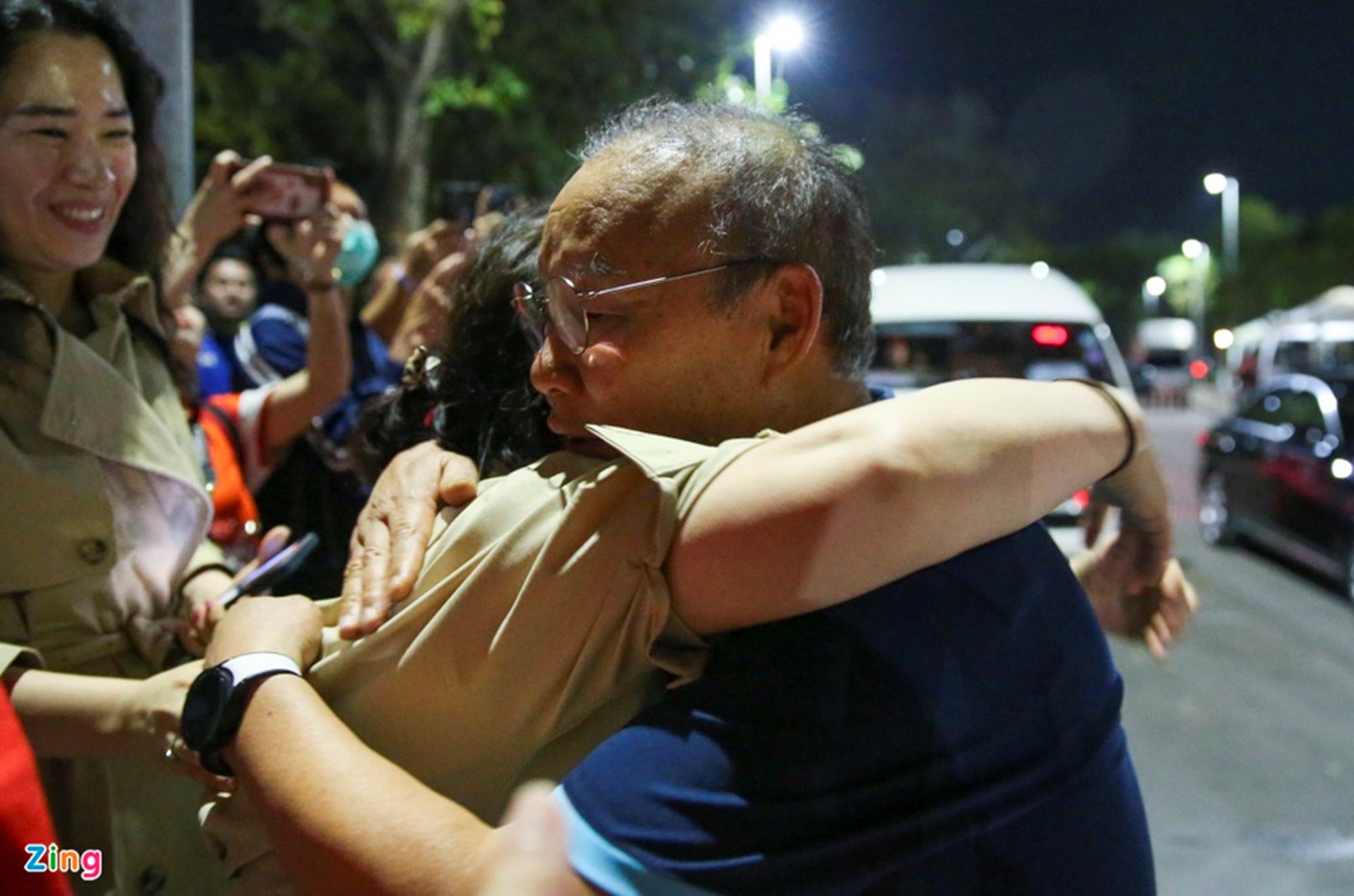 HLV Park Hang-seo ôm chầm lấy vợ sau trận chung kết AFF Cup 2022-2