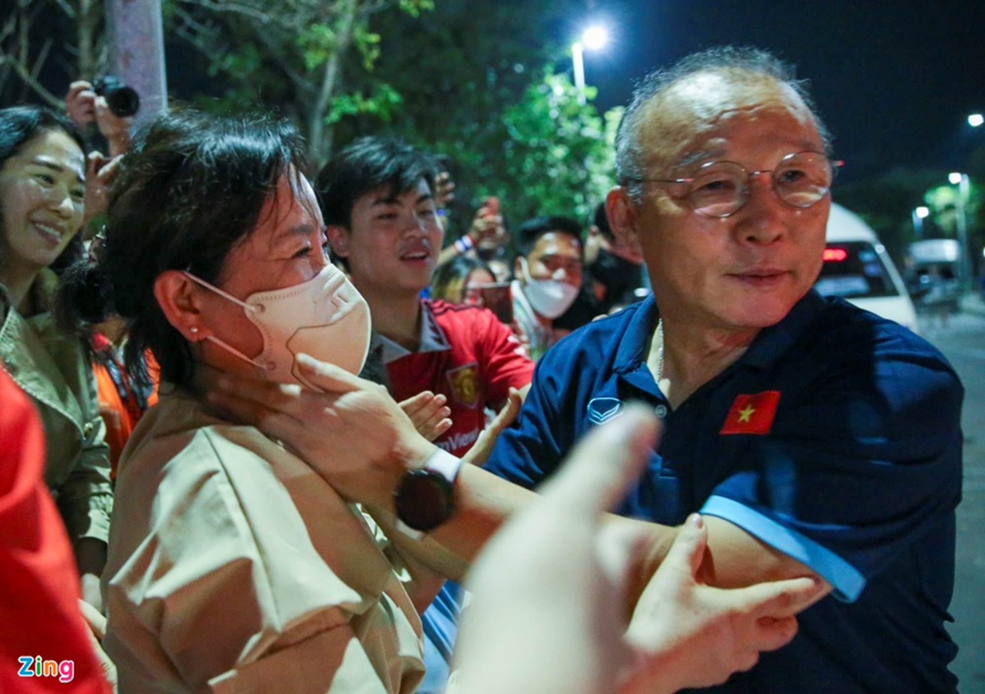 HLV Park Hang-seo ôm chầm lấy vợ sau trận chung kết AFF Cup 2022-3