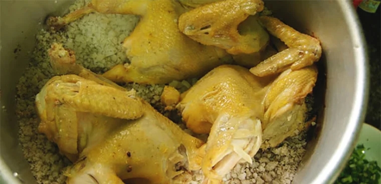 Luộc gà nước lạnh nhạt thịt: Làm theo cách này chắc thịt, đậm vị ăn không chán-1