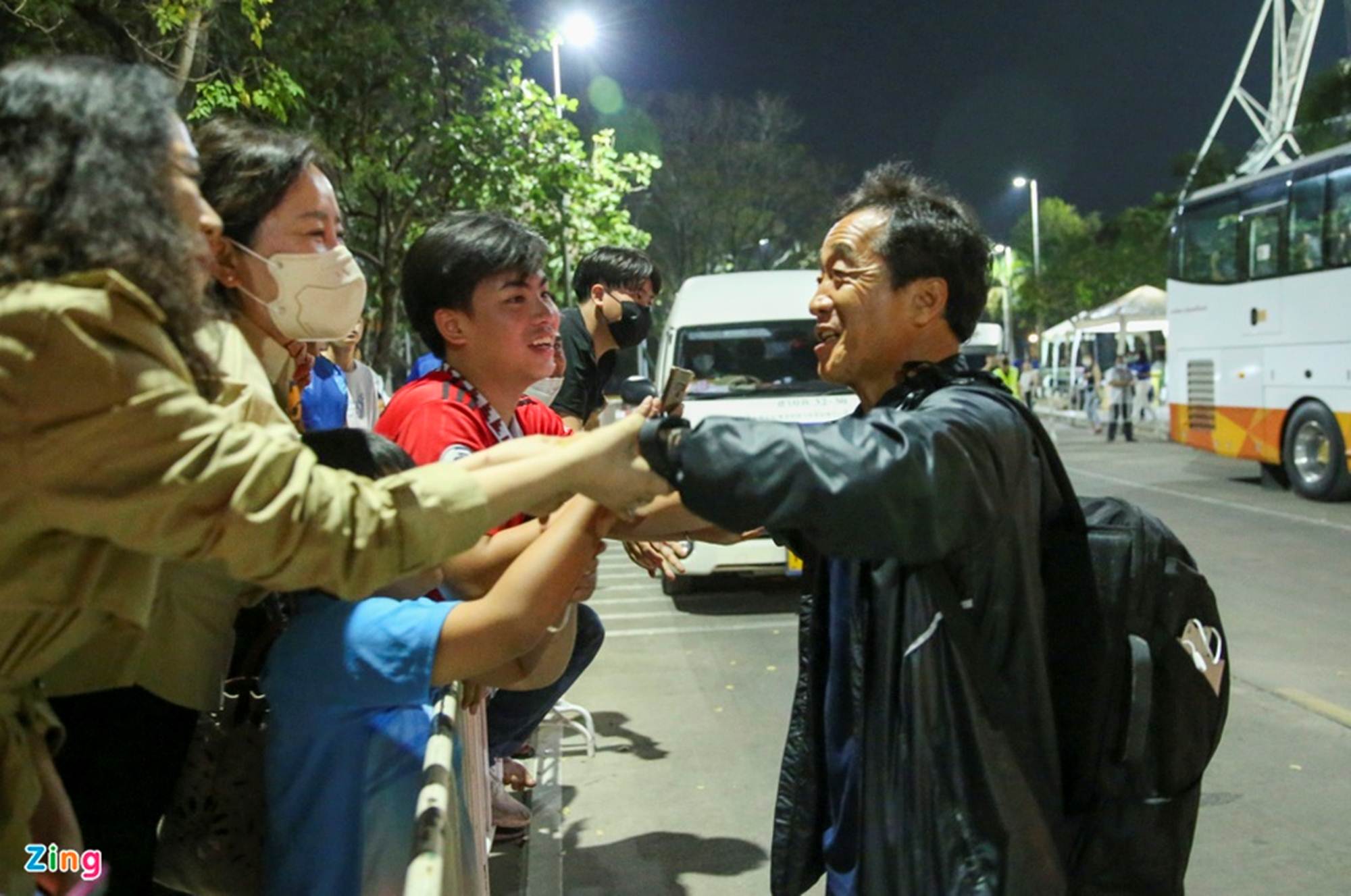HLV Park Hang-seo ôm chầm lấy vợ sau trận chung kết AFF Cup 2022-6