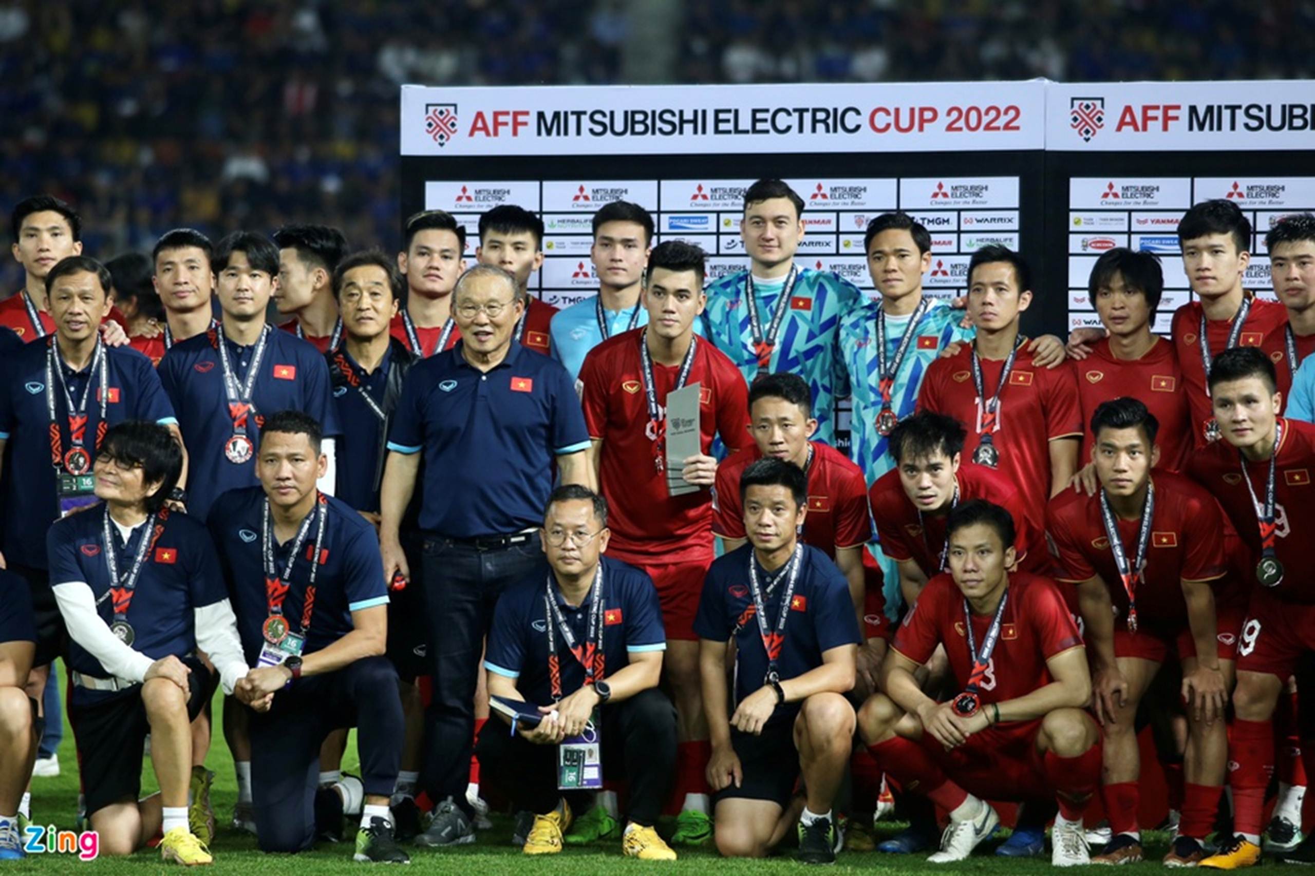 HLV Park Hang-seo ôm chầm lấy vợ sau trận chung kết AFF Cup 2022-7