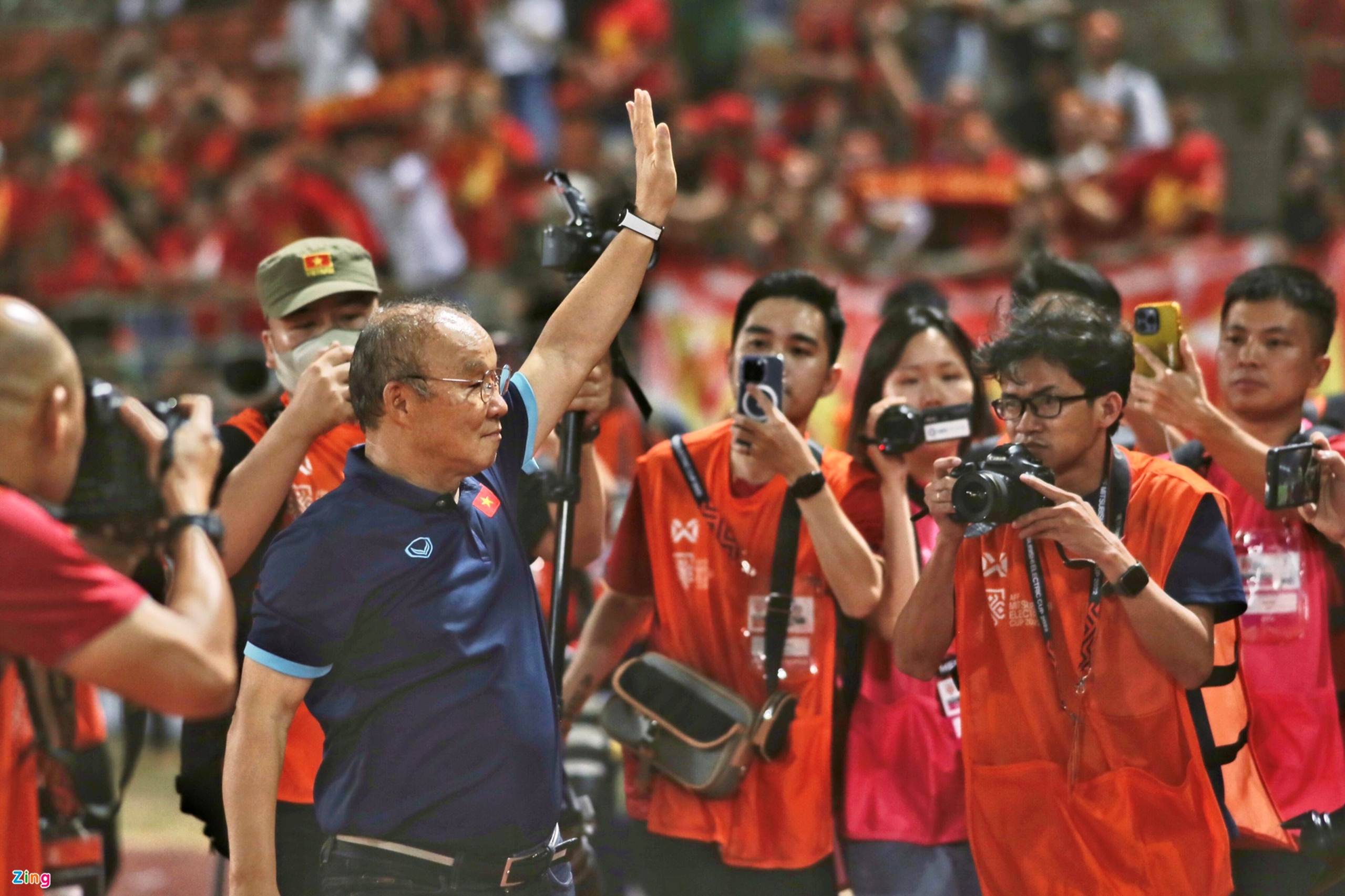 HLV Park Hang-seo ôm chầm lấy vợ sau trận chung kết AFF Cup 2022-8