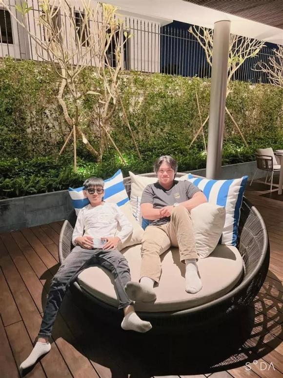 Chồng cũ Lệ Quyên khoe ảnh 2 con check-in biệt thự mới cực sang chảnh-2