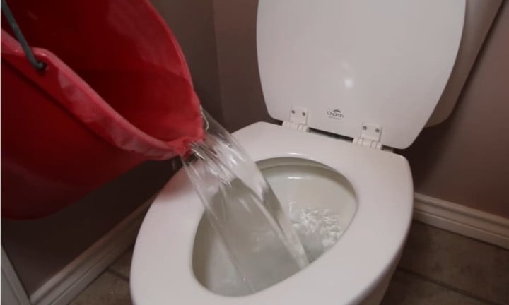 Bồn cầu tắc cứng chỉ cần dùng thứ rẻ bèo này chỉ 5 phút là sạch bong, nước chảy trơn chu ngay lập tức-1