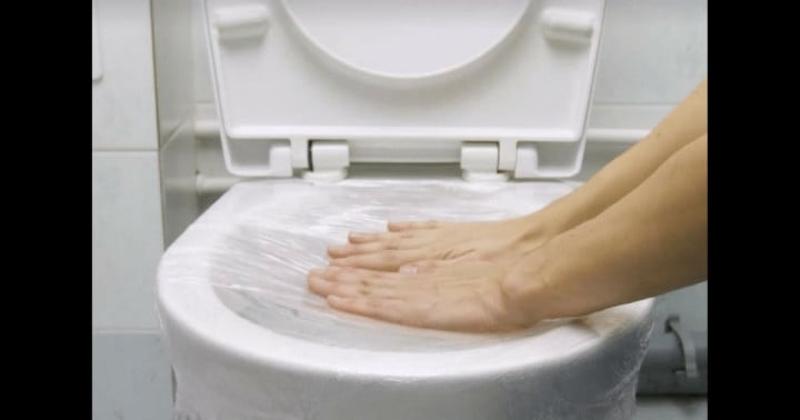 Bồn cầu tắc cứng chỉ cần dùng thứ rẻ bèo này chỉ 5 phút là sạch bong, nước chảy trơn chu ngay lập tức-3