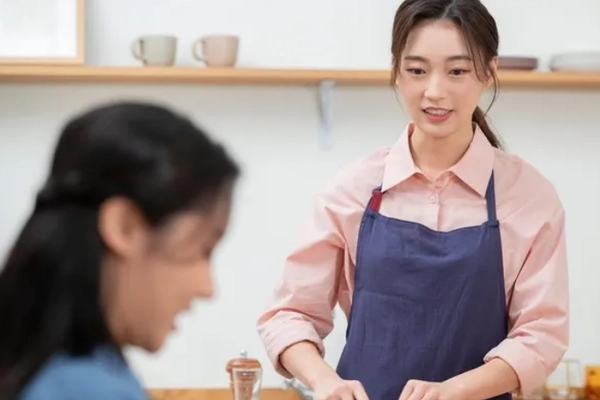 Mẹ chồng cho 10 triệu ăn Tết, tôi mang qua trả thì gặp cảnh tượng buồn-1