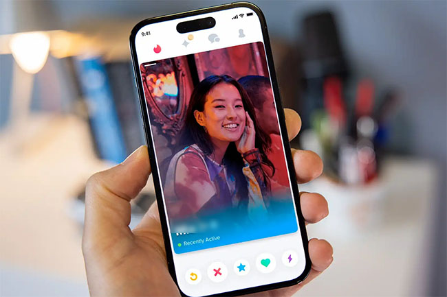 Vợ chụp màn hình điện thoại gửi cho nhóm bạn, chẳng ngờ để lộ chuyện ngoại tình vì một chi tiết nhỏ xíu!-1