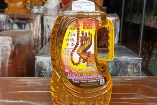 Trẻ nguy kịch do uống nhầm dầu thắp đèn-1