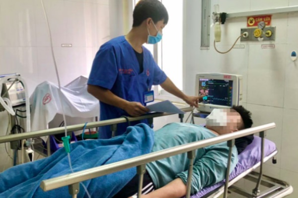 Sốc phản vệ sau tiêm thuốc giảm đau, nam thanh niên phải nhập viện cấp cứu-1