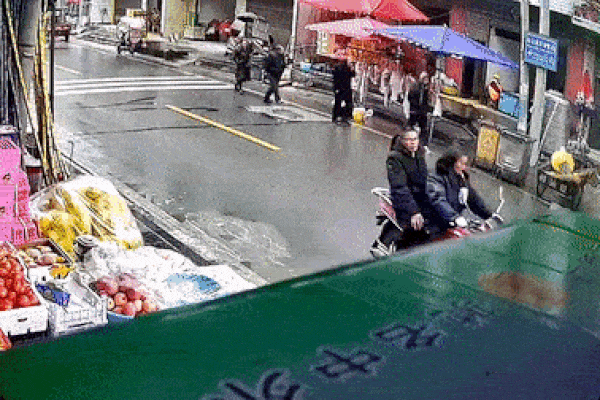 Xe ô tô mất lái lao thẳng vào nhóm người ngồi sưởi bên đường-2