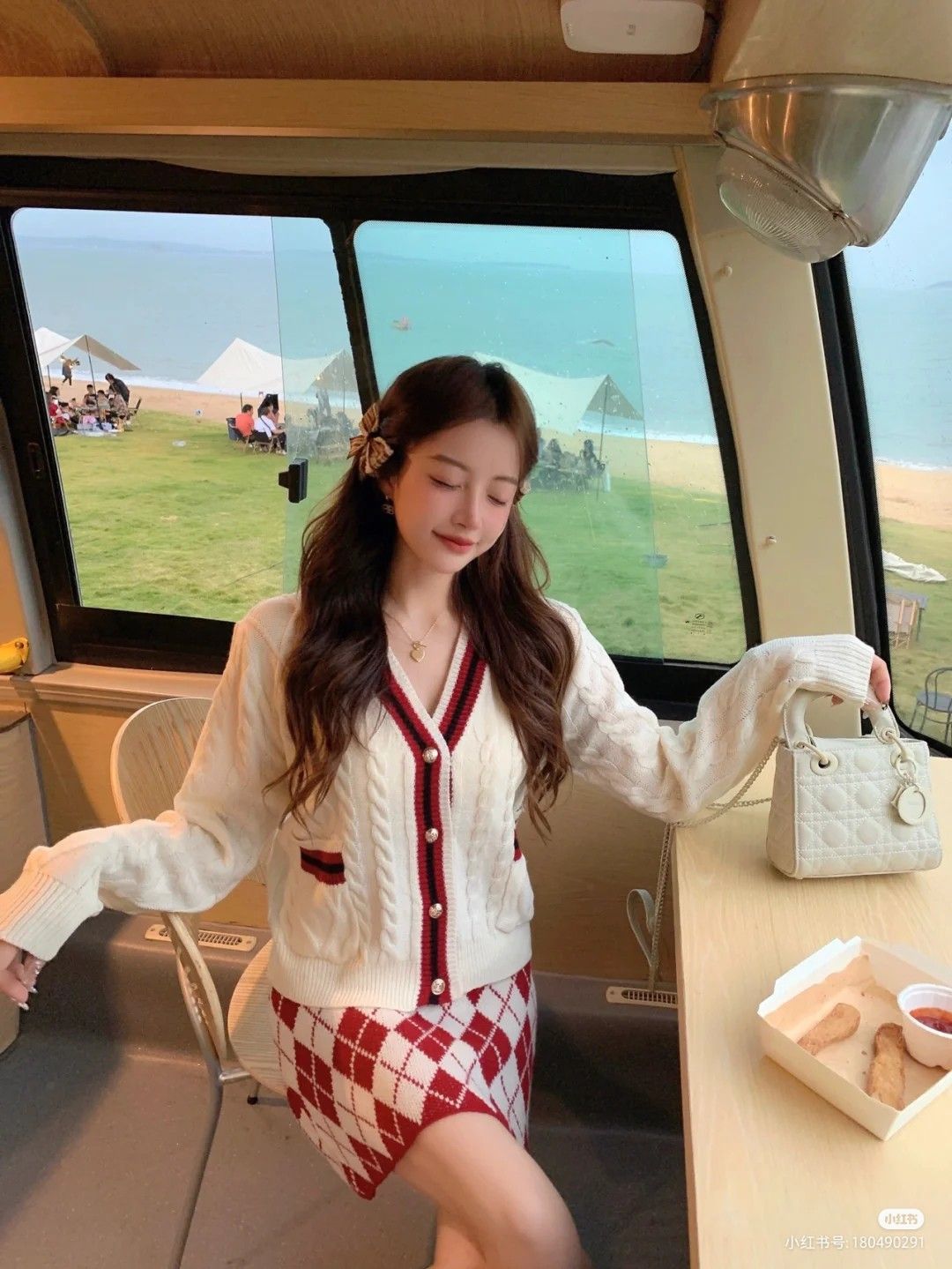 10 set đồ đỏ rực rỡ cho nàng diện chơi Tết Quý Mão 2023-5