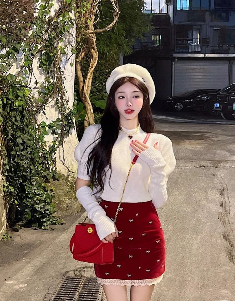 10 set đồ đỏ rực rỡ cho nàng diện chơi Tết Quý Mão 2023-6