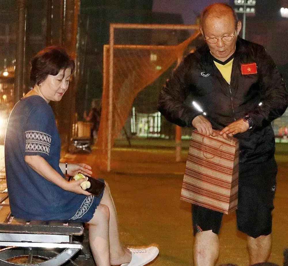 HLV Park Hang Seo và hôn nhân đẹp - bền - uy tín với bà xã-2