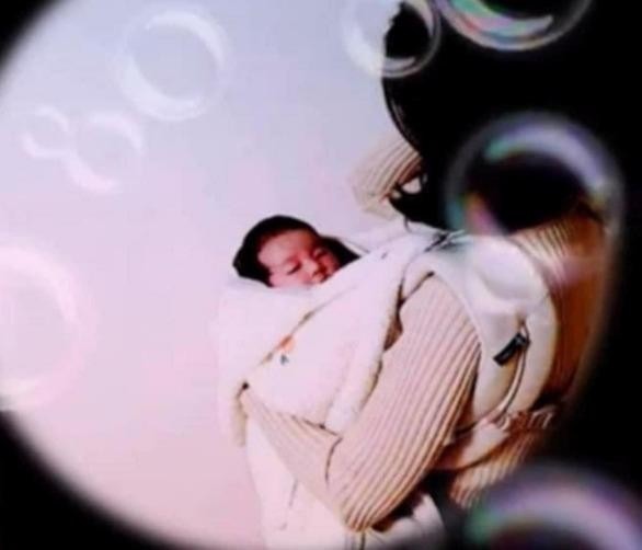 Hình ảnh hiếm hoi của quý tử nhà Hyun Bin và Son Ye Jin-2