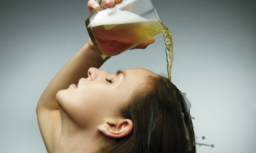 Tết uống bia còn thừa đừng vội đổ đi, gom lại làm việc này ai cũng khen nức nở-1