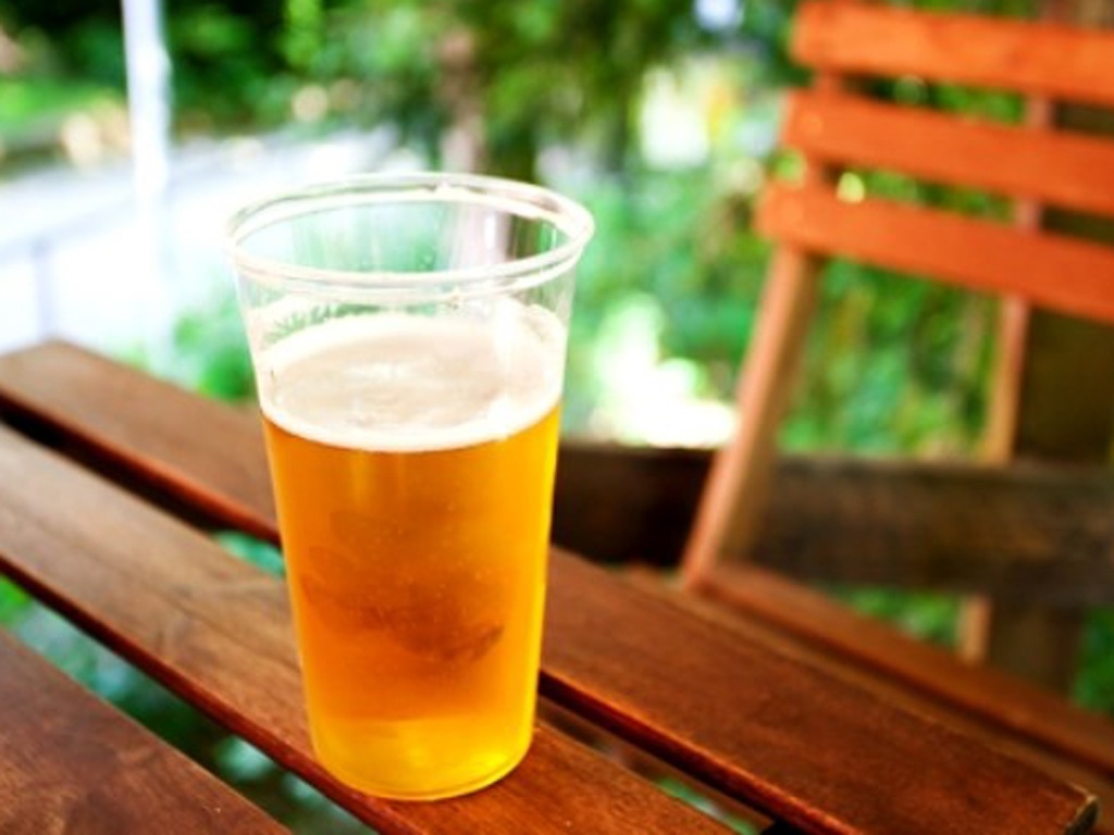 Tết uống bia còn thừa đừng vội đổ đi, gom lại làm việc này ai cũng khen nức nở-2