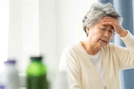 Mẹ chồng cho 10 triệu ăn Tết, tôi mang qua trả thì gặp cảnh tượng buồn