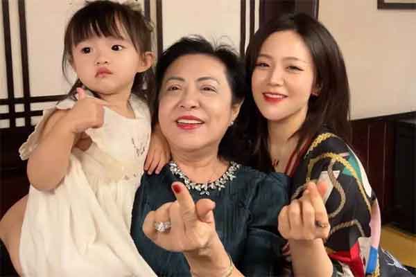 Ái nữ tập đoàn nhựa kết hôn ở tuổi 34: Tung ảnh cưới lộng lẫy, danh tính chú rể vẫn là ẩn số-7