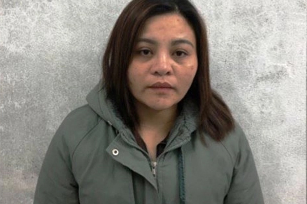 Nữ chủ quán karaoke chửi bới, ném chai bia khiến 2 công an bị thương-1