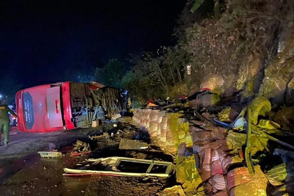 [NÓNG] Tai nạn trên Quốc lộ 6 khiến 21 người thương vong-1