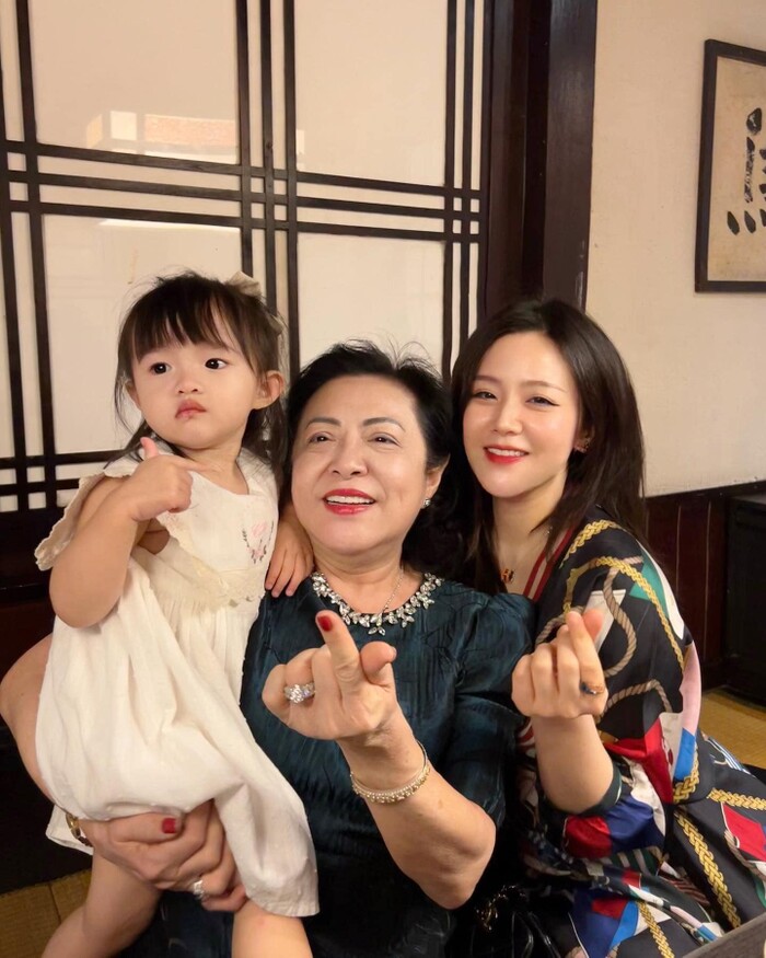 Ba thế hệ gia đình nhà chồng Đông Nhi đều đẹp không tỳ vết-2