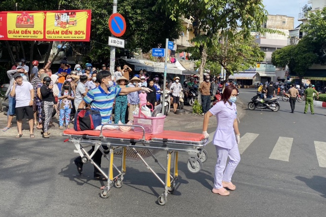 Sập cửa hàng Circle K ở TP.HCM, nghi có người mắc kẹt-2
