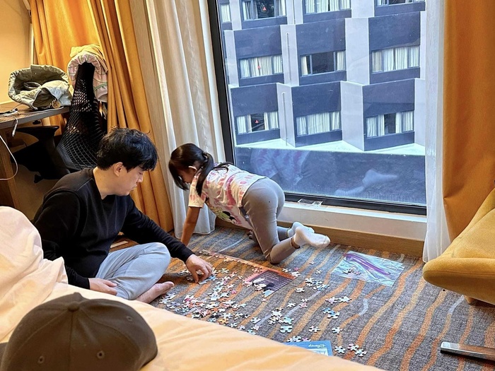 Lam Trường chơi với con một trò chơi giúp luyện trí não lại rèn tính kiên nhẫn-3