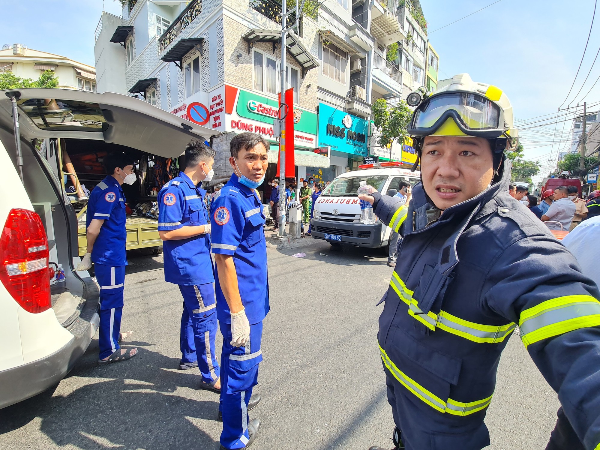 Hiện trường sập cửa hàng tiện lợi ở TP.HCM: Đang triển khai công tác tìm kiếm người bị nạn-2