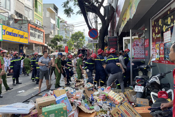 Một nữ sinh tử vong trong vụ sập cửa hàng tiện lợi ở TP.HCM-2