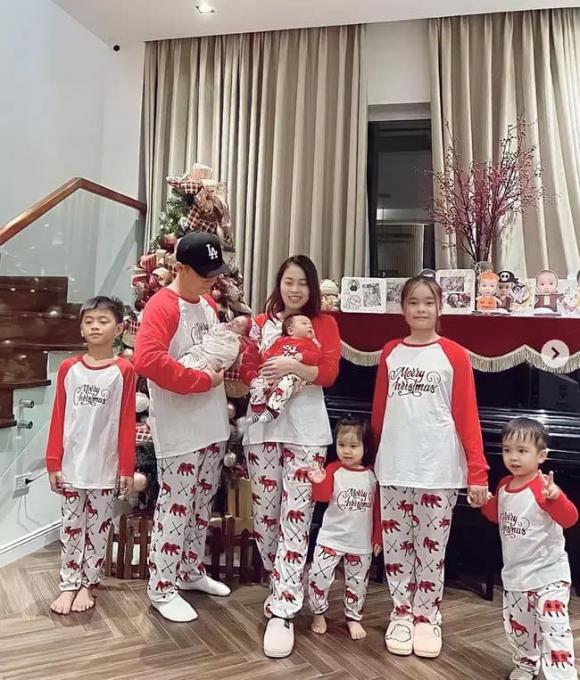 Hot mom Hằng Túi hiếm hoi đăng ảnh con thứ 6 từng sinh non, mắc bệnh não úng thủy-1