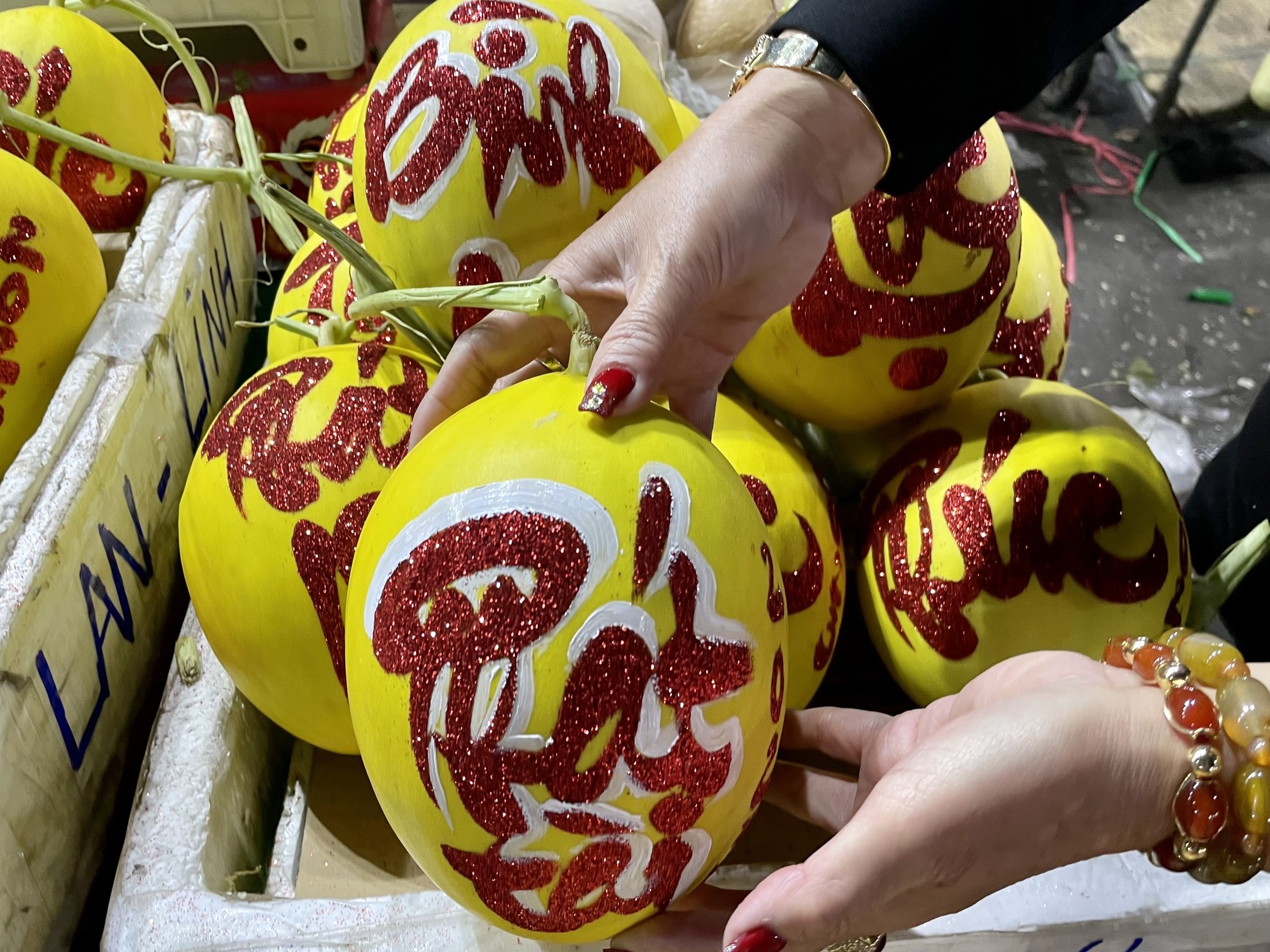 Dưa kim cô nương thư pháp, bưởi thỏi vàng, hồ lô độc lạ đổ bộ Hà Nội-2