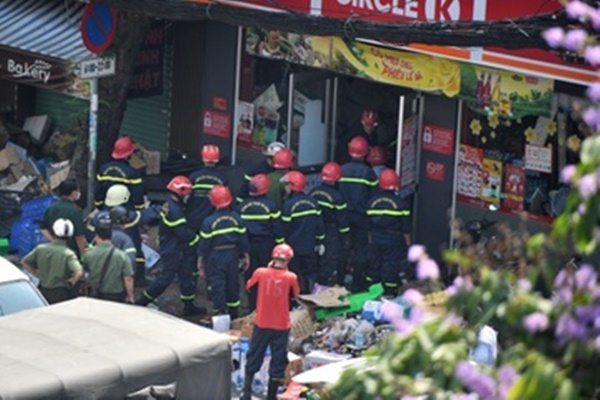 Hiện trường cửa hàng Circle K bị sập ở TP.HCM-1