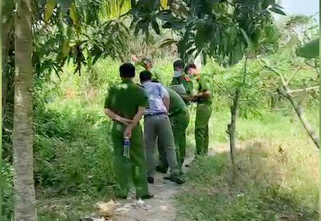 Một thanh niên nằm chết trên bãi cỏ, hung thủ gây án chính là cha ruột-1