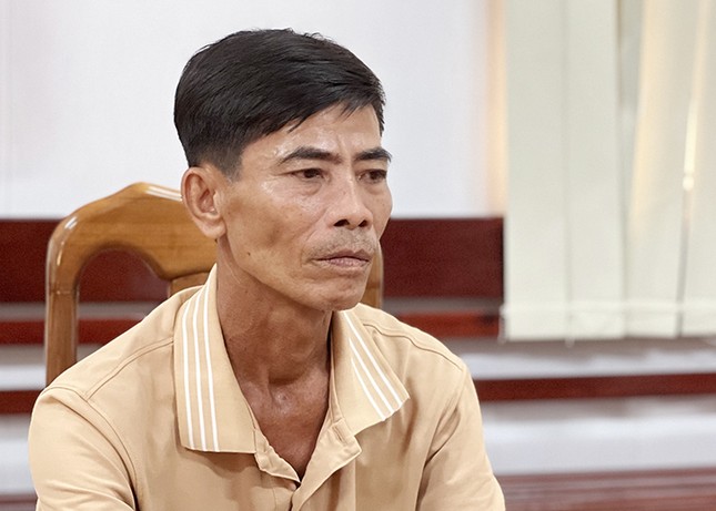 Một thanh niên nằm chết trên bãi cỏ, hung thủ gây án chính là cha ruột-2