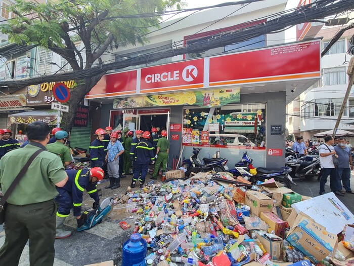 Nạn nhân tử vong trong vụ sập cửa hàng Circle K ở TP HCM là nữ sinh lớp 9, hé lộ nguyên nhân gây sập-1