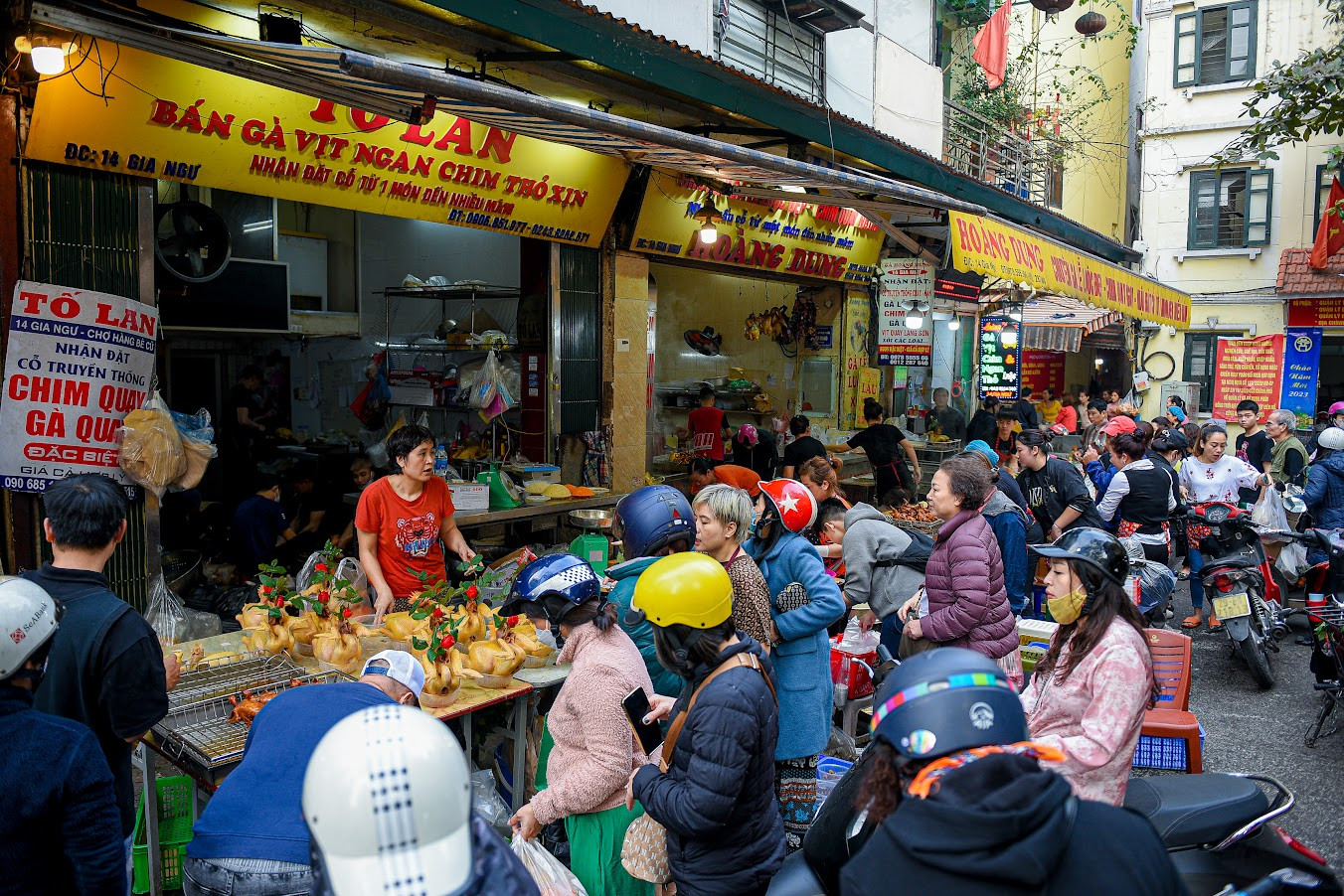 Chợ nhà giàu Hà Nội tấp nập ngày giáp Tết, khách bước chân vào rút ví mỏi tay-1