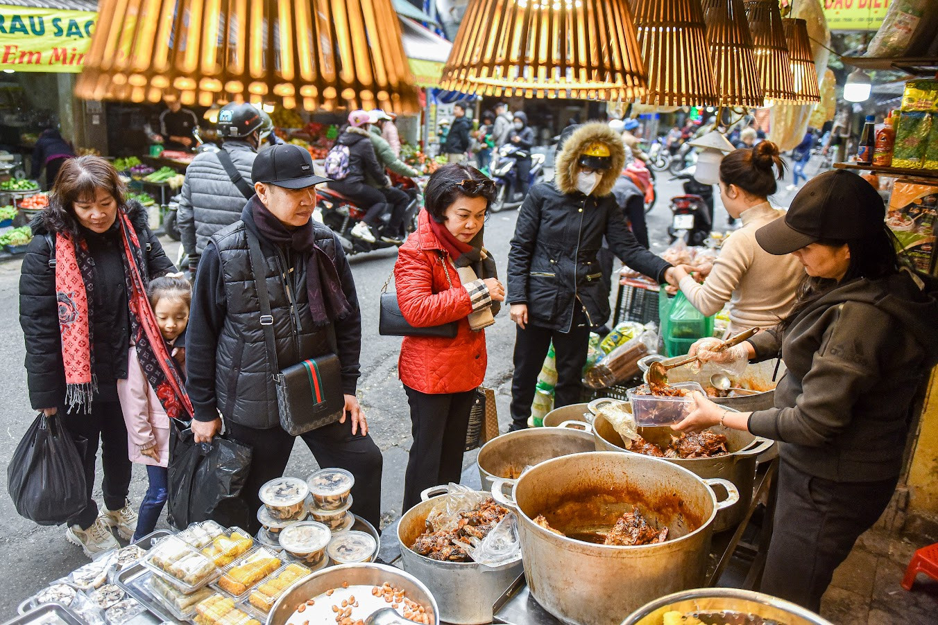Chợ nhà giàu Hà Nội tấp nập ngày giáp Tết, khách bước chân vào rút ví mỏi tay-6