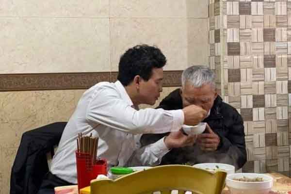 Lúc định sang tên sổ đỏ cho con út, con cả nói một câu khiến tôi choáng váng-1