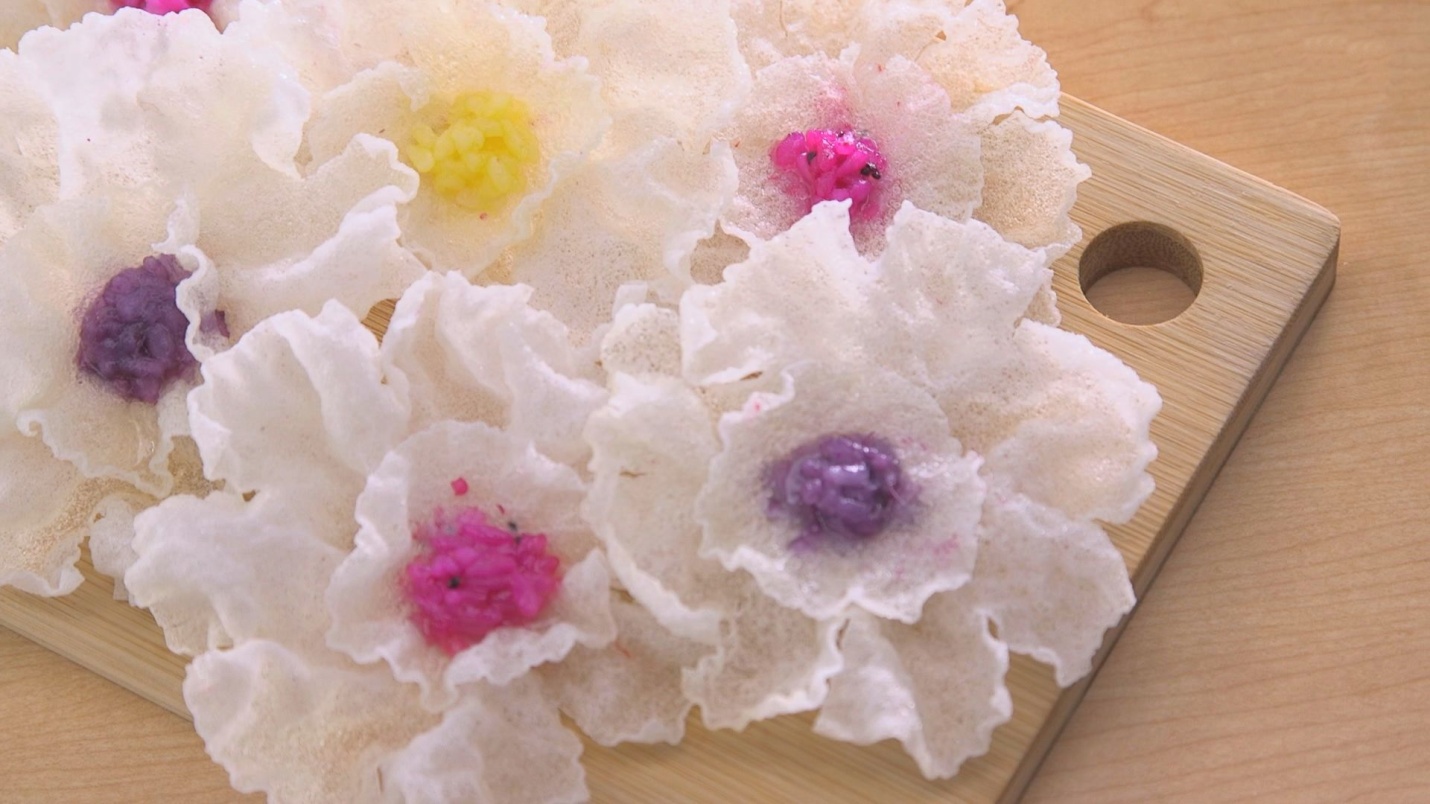 Tết này thử làm hoa bánh tráng chiên, đảm bảo mâm cỗ muôn phần đẹp hơn!-5