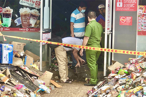 TP.HCM hỗ trợ gia đình nữ sinh tử vong trong vụ sập cửa hàng Circle K 40 triệu đồng-3