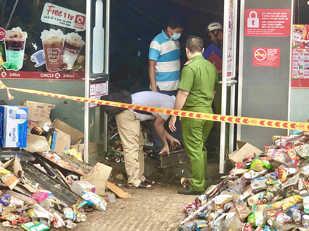 Nhân chứng kể lại thời khắc kinh hoàng khi cửa hàng ở quận 4 đổ sập-2