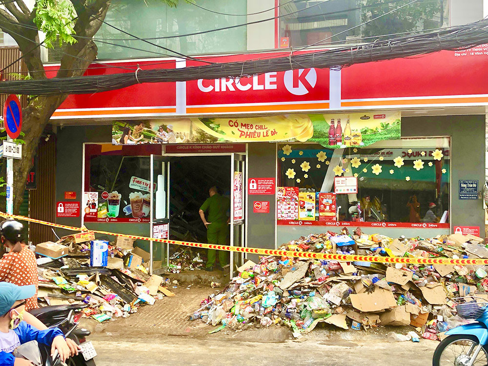 Nhân chứng kể lại thời khắc kinh hoàng khi cửa hàng ở quận 4 đổ sập-1