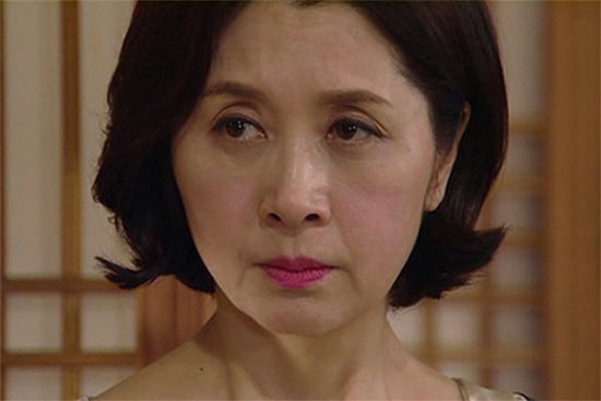 Đêm tân hôn, mẹ chồng đẩy cửa nhìn thấy cảnh tượng này, mắng chửi con dâu, nhưng lại tự tay hủy hoại cả đời con trai