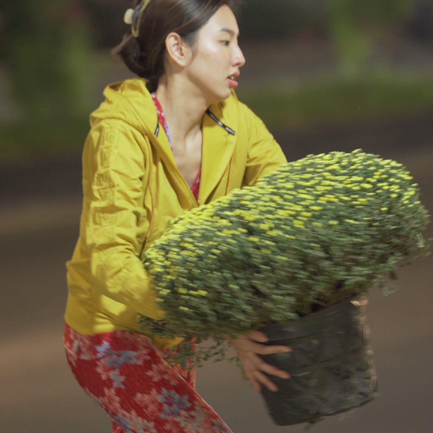 Thùy Tiên tiết lộ sự thật phía sau loạt ảnh diện đồ bộ đi chợ hoa đang gây bão-2