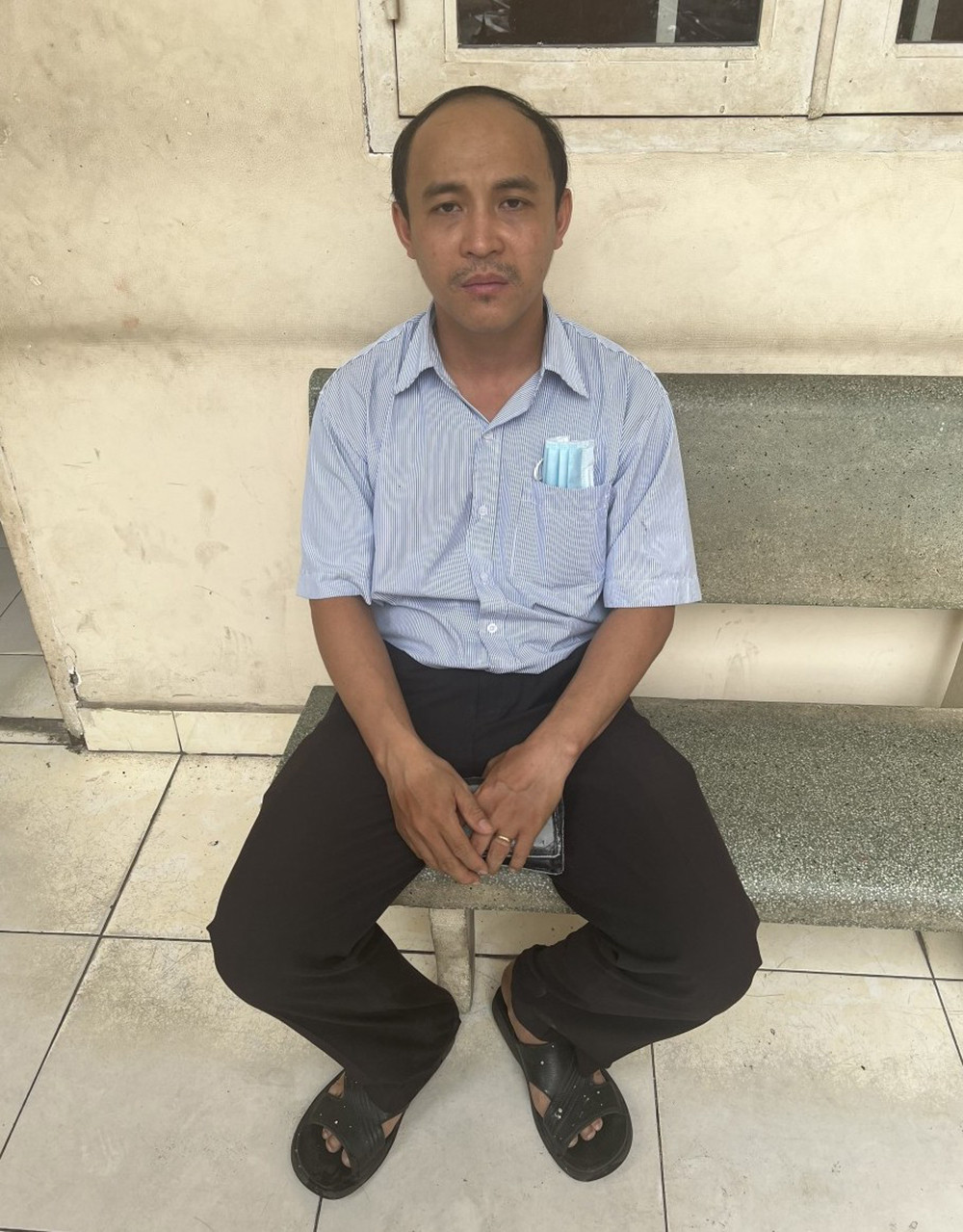 Kẻ trộm tiền của hàng loạt giáo viên vừa ra đầu thú-1