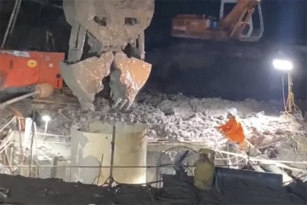 Xác định vị trí bé trai 10 tuổi mắc kẹt trong trụ bê tông-3