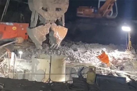 Bé trai lọt xuống trụ bê tông sâu 35m: Xử lý xong sự cố đất sụt lún