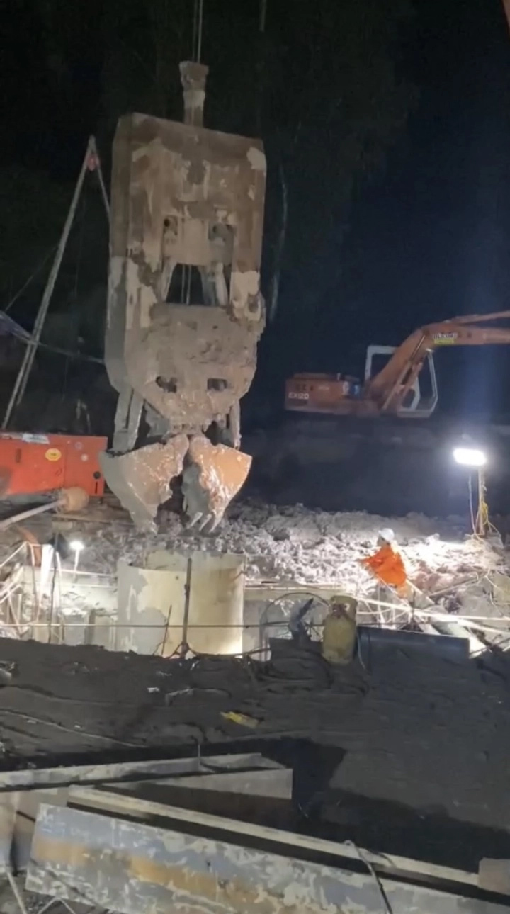 Bé trai lọt xuống trụ bê tông sâu 35m: Xử lý xong sự cố đất sụt lún-2